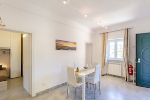 Appartement Tradition, 2 chambres, vue montagne, en mezzanine | Coin séjour | Télévision à écran plat de 42 pouces avec chaînes numériques, télévision