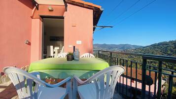 Superior-Apartment, 2 Schlafzimmer, Hügelblick, Turm | Terrasse/Patio