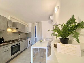 Traditional Room, 1 Bedroom, Hill View, Ground Floor | Living area | 42-inch flat-screen TV with digital channels, TV - Casa Rosa, Rapallo (Rapallo)