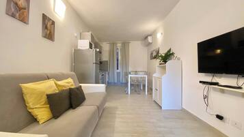 Camera Tradizionale, 1 camera da letto, vista collina, al piano terra | Area soggiorno | TV a schermo piatto 42 pollici con canali digitali, TV