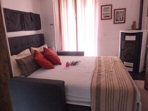 2 soverom, skrivebord, strykejern/-brett og wi-fi (inkludert)