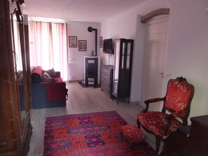 TV, lareira, aparelho de som