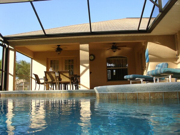 Alberca al aire libre y alberca climatizada