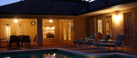 Una piscina al aire libre, una piscina climatizada