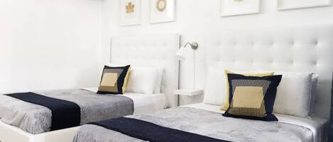 Tabla de planchar con plancha, wifi y ropa de cama