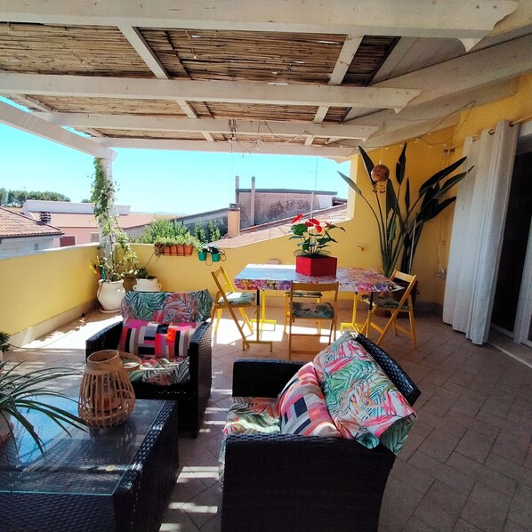 Outdoor dining - PENTHOUSE OF THE BRIGHT SUN WITH BEAUTIFUL TERRACE IN THE COUNTRY OF PLOAGHE (Ploaghe)