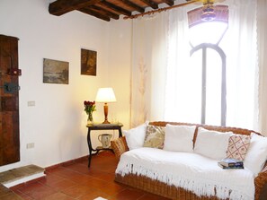 Een tafeltennistafel en boeken