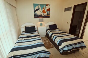 3 slaapkamers, een strijkplank/strijkijzer, gratis wifi, beddengoed