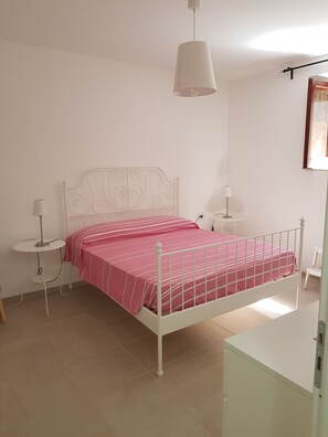 1 bedroom, travel cot, free WiFi, bed sheets