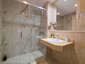 Ensemble douche/baignoire, sèche-cheveux, bidet, serviettes fournies