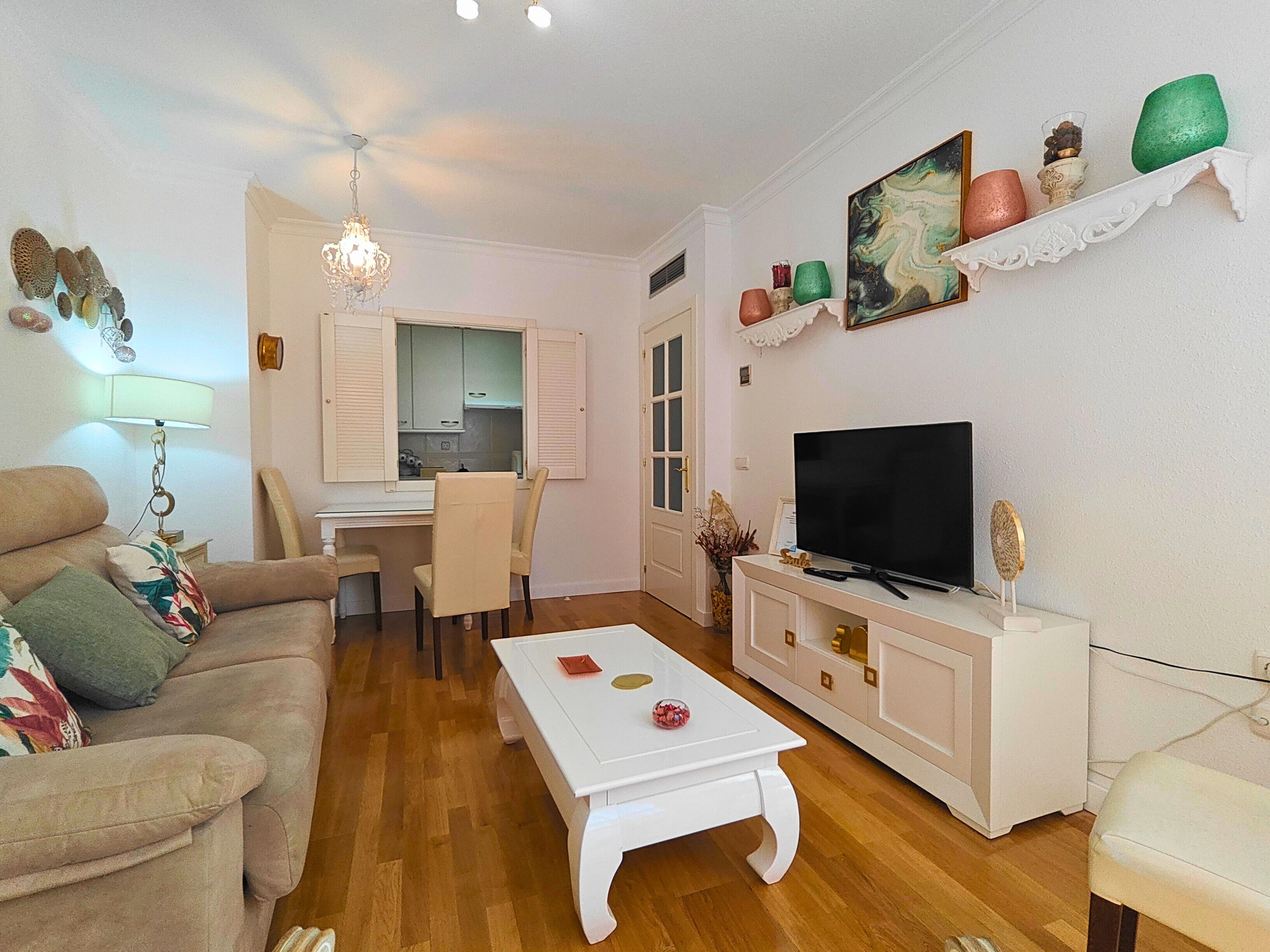 Een smart-tv, een tafeltennistafel en boeken