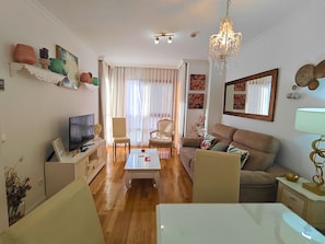 Una Smart TV, una mesa de tenis de mesa, libros