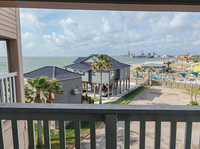 Steps from the Beach, sun, surf and boardwalk!
