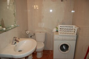 Douche, sèche-cheveux, serviettes fournies