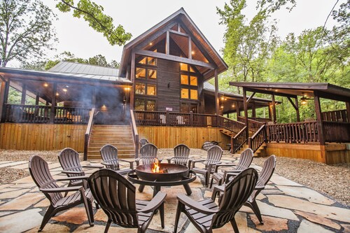Deer Hollow Lodge: 4 Master Suites, Pool Table, Hot Tub & Fire Pit