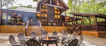 Deer Hollow Lodge: 4 Master Suites, Pool Table, Hot Tub & Fire Pit