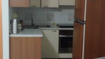 Frigorifero, forno, piano cottura, seggiolone
