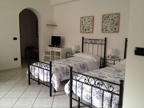 1 Schlafzimmer, Schreibtisch, WLAN, Bettwäsche