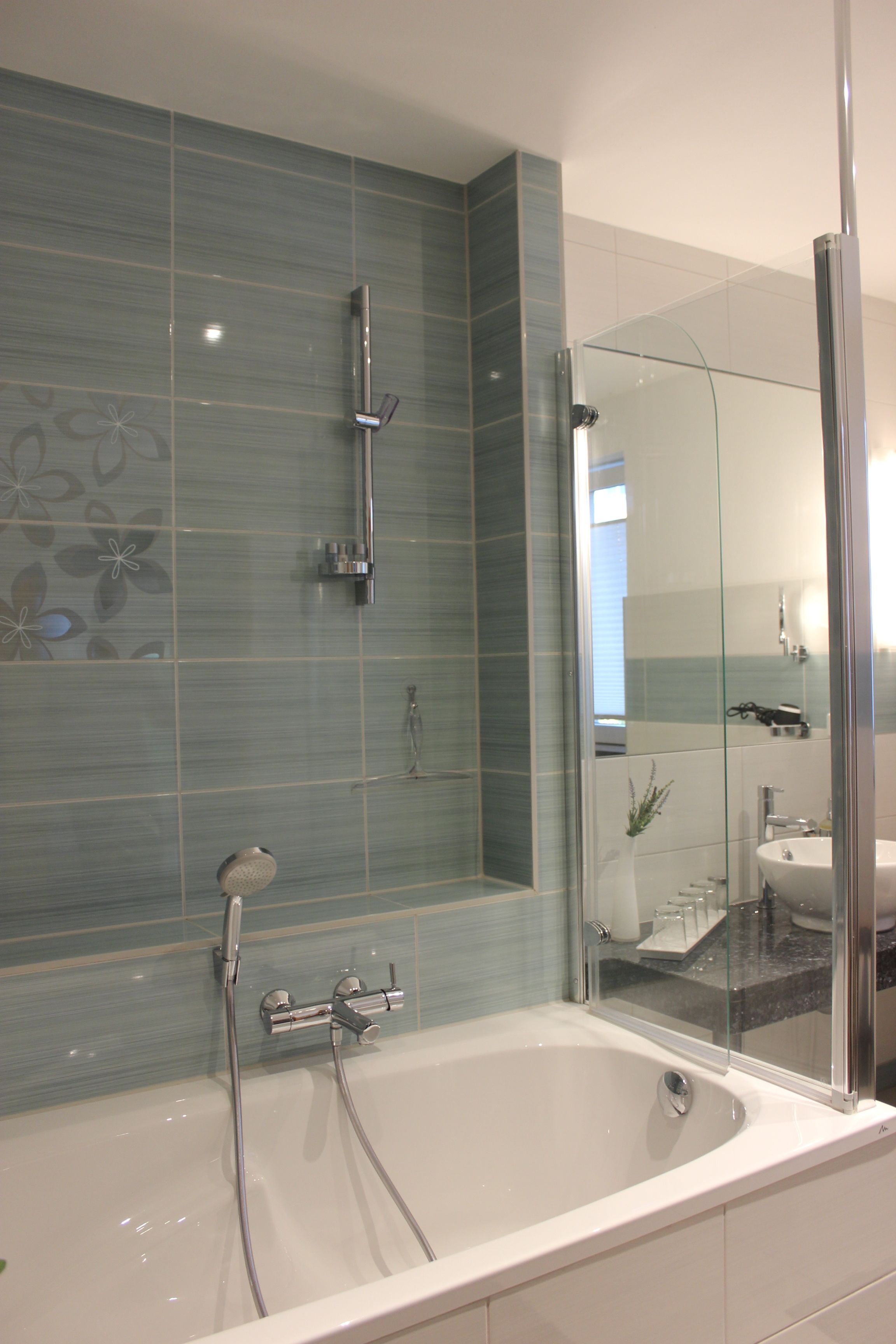 Deluxe Apartment, 1 Bedroom, Kitchen, Garden View (Dresden) | Bathroom shower
