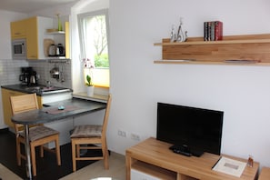Deluxe Apartment, 1 Bedroom, Non Smoking, Kitchenette (Pillnitz) | In-room dining - Weber Apartments (Dresden)