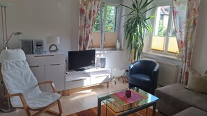 Family Apartment, 1 King Bed with Sofa bed, Non Smoking, Kitchen | Living area | 32-inch flat-screen TV with satellite channels, TV - Weber Apartments (Dresden)