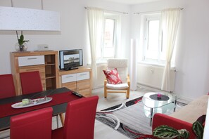 Business Apartment, 1 Queen Bed, Kitchen, Garden View | Living area | 32-inch flat-screen TV with satellite channels, TV - Weber Apartments (Dresden)