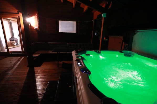 Indoor spa tub