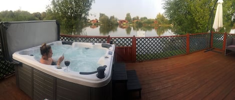 Bañera de hidromasaje al aire libre