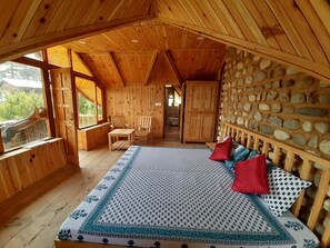 5 bedrooms, iron/ironing board, free WiFi, bed sheets