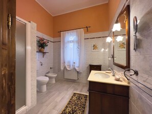 Dusche, Haartrockner, Bidet, Handtücher