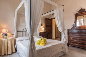 4 camere, una scrivania, ferro/asse da stiro, culla da viaggio