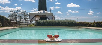 Villa in the town of Iano. Sleeps 8 with AC, Wi-Fi, private garden and pool!