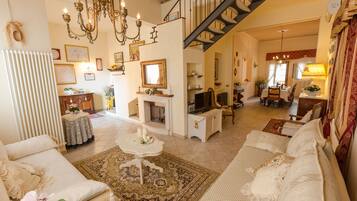 TV, caminetto, lettore DVD