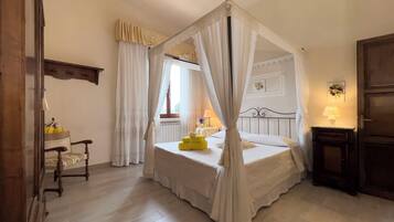 4 bedrooms, desk, iron/ironing board, travel crib