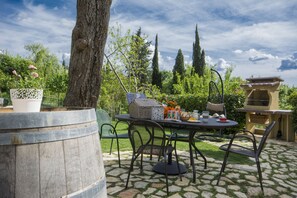 Outdoor dining - Studio with garden (2 km from the Center) - Outside the ZTL - Free Parking (Siena)