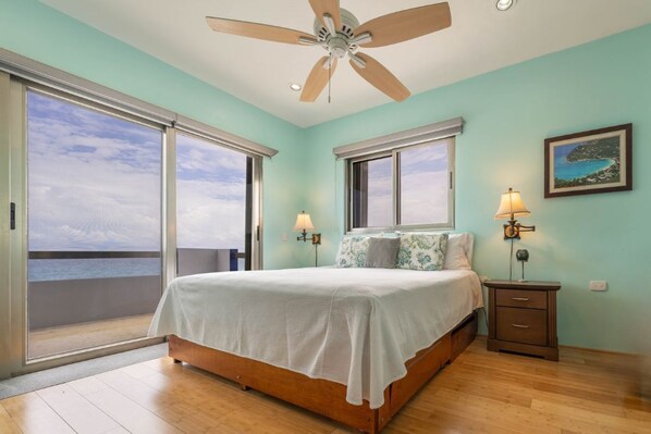 2 bedrooms, in-room safe, desk, free WiFi - Oceanfront Penthouse – Caribbean & Bay Views – Walk to Playa Norte (Isla Mujeres)