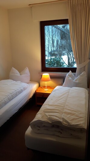 2 bedrooms, iron/ironing board, WiFi