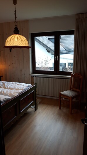 2 bedrooms, iron/ironing board, WiFi