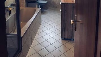 Family Apartment, 3 Bedrooms, Non Smoking | Bathroom | Separate bathtub and shower, towels