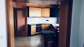 Family Apartment, 3 Bedrooms, Non Smoking | Private kitchen | Fridge, microwave, oven, stovetop