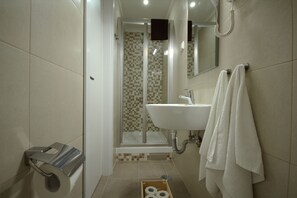 Dusche, Haartrockner, Handtücher