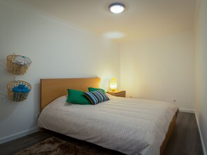 2 slaapkamers, een strijkplank/strijkijzer, gratis wifi, beddengoed
