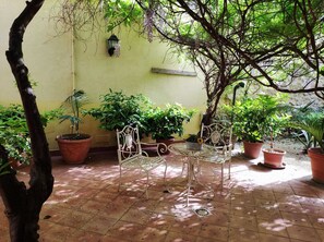 Outdoor dining - Three rooms furnished and air-conditioned with a garden and terrace  (Campobello di Licata)