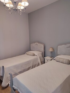 5 bedrooms, iron/ironing board, WiFi, bed sheets - Three rooms furnished and air-conditioned with a garden and terrace  (Campobello di Licata)