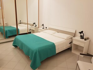 2 Schlafzimmer, Schreibtisch, Bügeleisen/Bügelbrett, Reisekinderbett