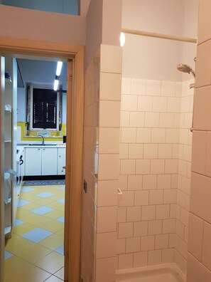 Badewanne, Haartrockner, Bidet, HandtĂŒcher