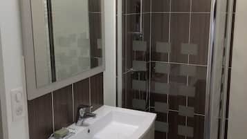 Douche, sĂšche-cheveux, serviettes fournies, savon