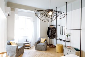 Interior - we saw athens from 3a (Athina)