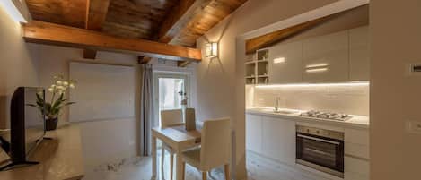 Jääkaappi, uuni, liesi, astianpesukone