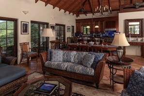 Televisión, reproductor de DVD, biblioteca musical y videoteca 